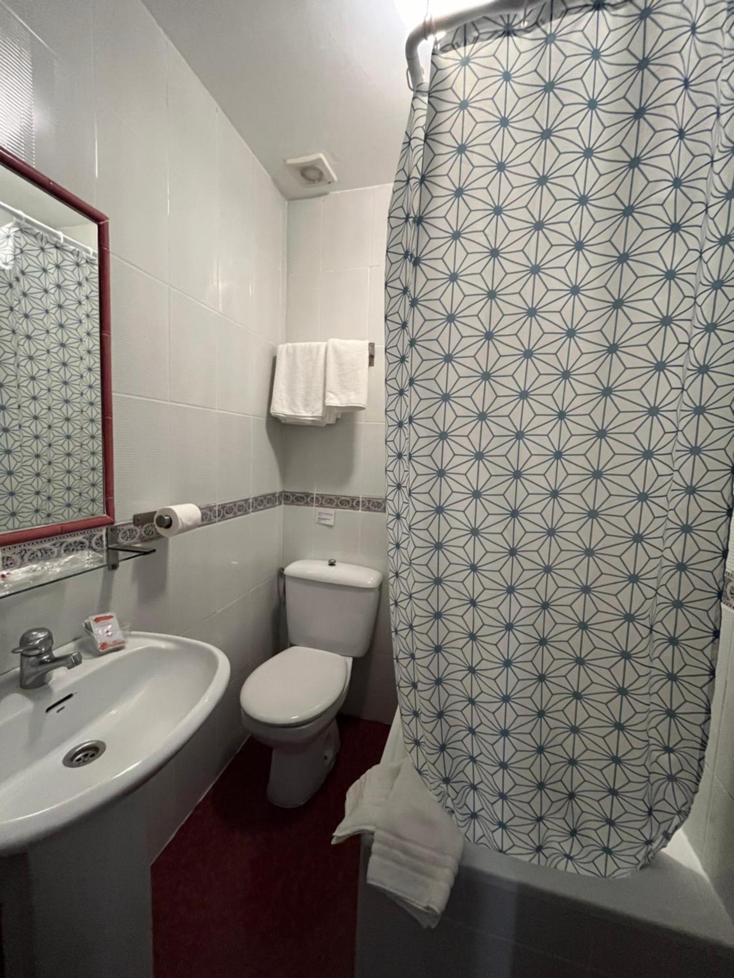 Double Room extra bed private bathroom