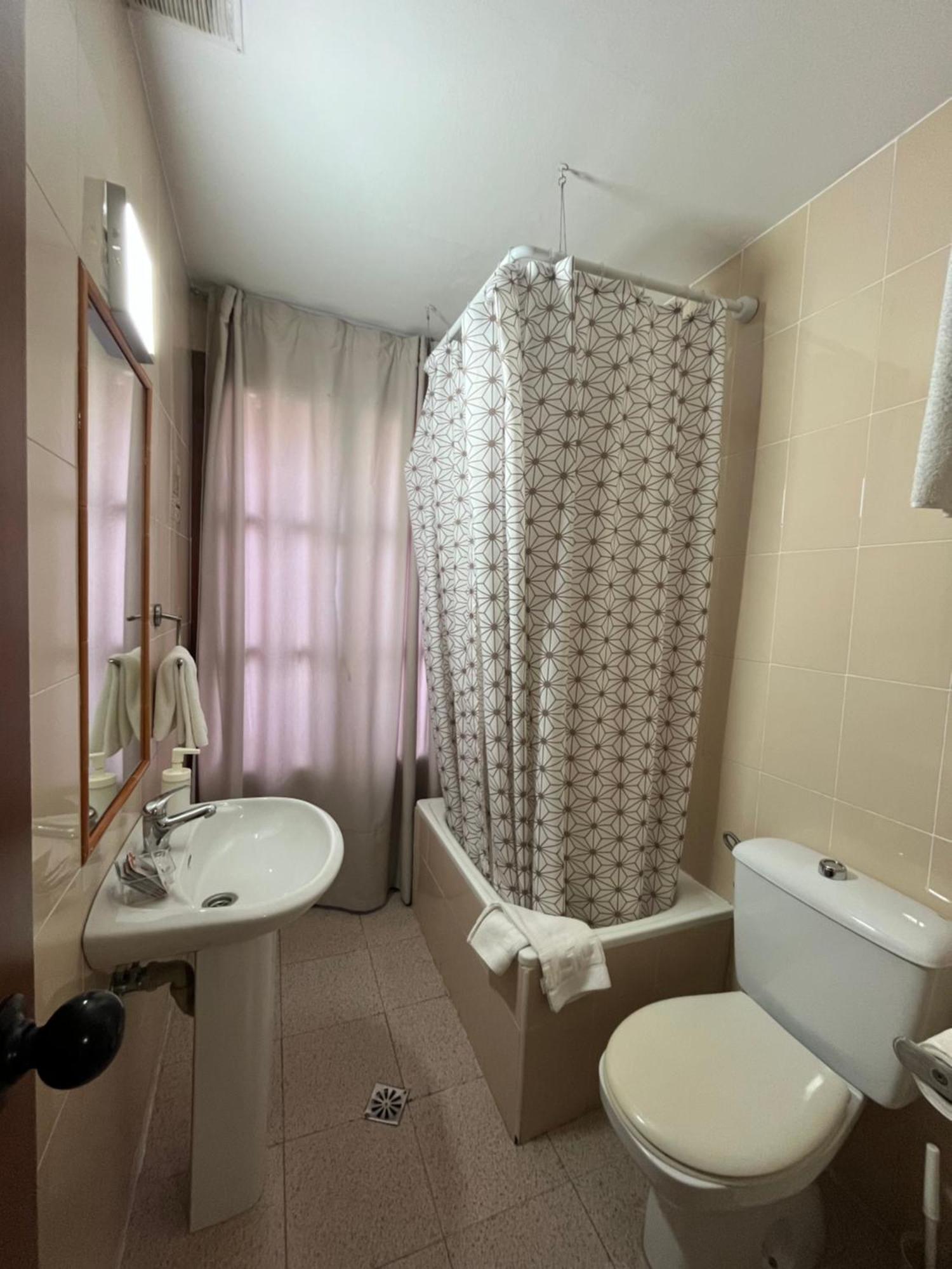 Double Room extra bed private bathroom